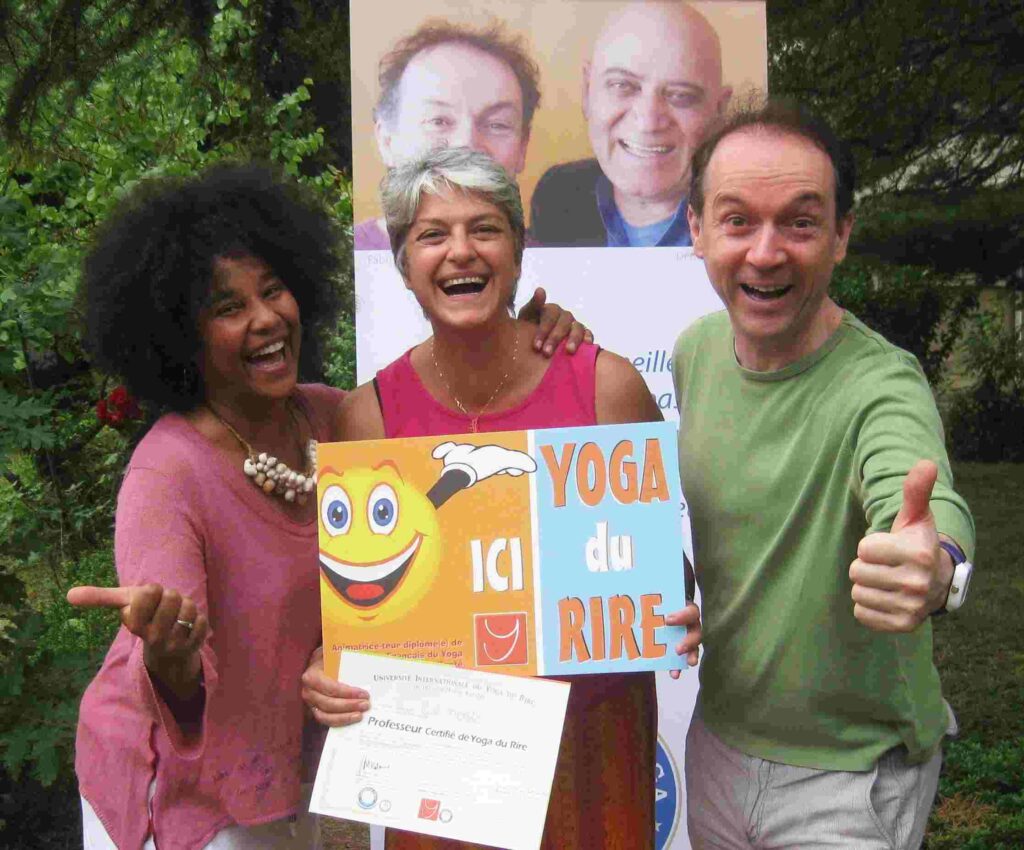 Cécile Thomas d'Harmony Me, reçoit le diplôme de professeur de yoga du rire de la part de ses formateurs.